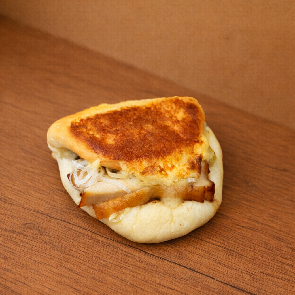 2.チキンと甜麺醤バーガー¥389 tax in